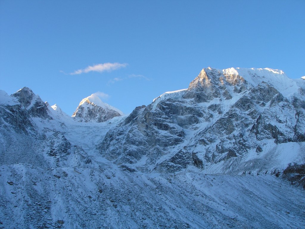 sunrise-on-larkya-peak